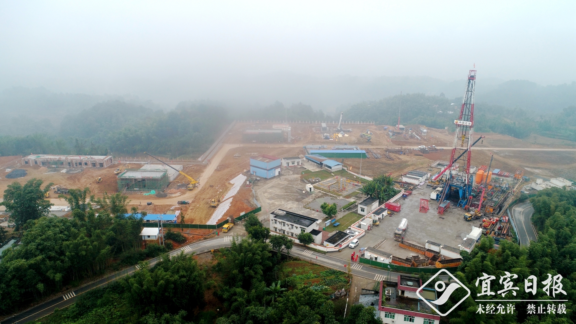 蜀南气矿高效完成老翁场储气库放空火炬吊装任务